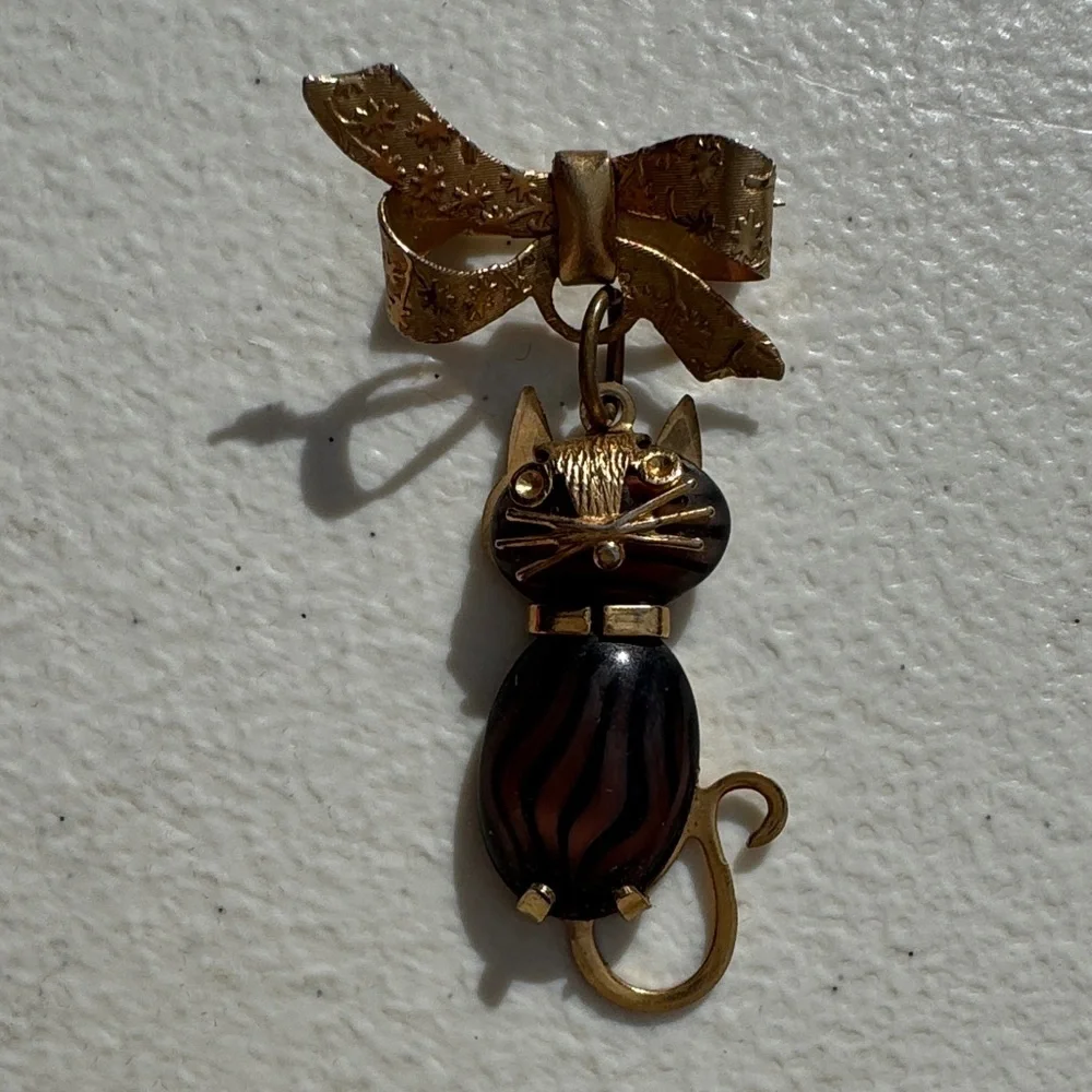Vintage-Inspired Gold Tone Cat Brooch Pin - Black and Brown